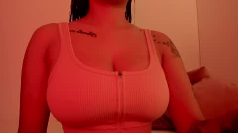 Snapshot of emilia_ghendle chatting on 01.06.25 Emilia Big Boobs online show from 01.06.25