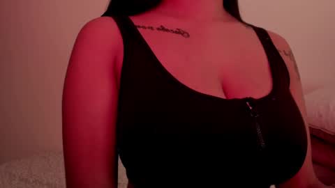 Snapshot of emilia_ghendle chatting on 01.21.25 Emilia Big Boobs online show from 01.21.25