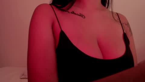 Snapshot of emilia_ghendle chatting on 01.22.25 Emilia Big Boobs online show from 01.22.25