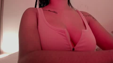 Snapshot of emilia_ghendle chatting on 02.01.25 Emilia Big Boobs online show from 02.01.25