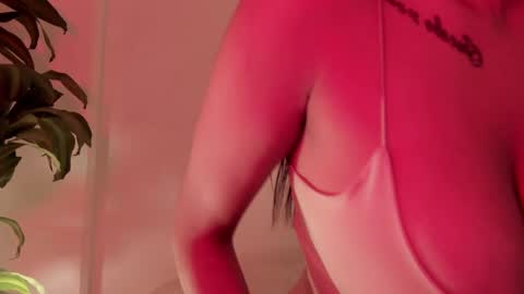 Snapshot of emilia_ghendle chatting on 03.11.25 Emilia Big Boobs online show from 03.11.25