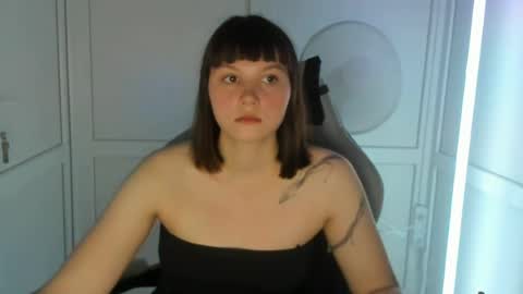 Snapshot of emilli_moon chatting on 06.11.26 Emmi online show from 06.11.26