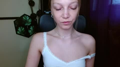 Snapshot of emilly_xkiss chatting on 04.21.26 Emilly online show from 04.21.26