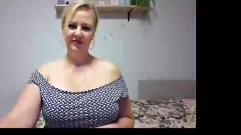 Snapshot of emillykiss chatting on 09.10.25 EmillyLove online show from 09.10.25