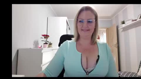 EmillyLove online show from 12.19.25