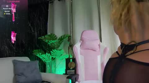 Snapshot of emily_foxx01 chatting on 11.28.25 Emily foxx01 online show from 11.28.25