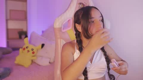 Snapshot of emily_jonexs_ chatting on 06.06.26 mily online show from 06.06.26