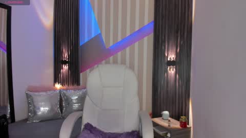 Snapshot of emily_layton chatting on 01.24.25 Emily online show from 01.24.25