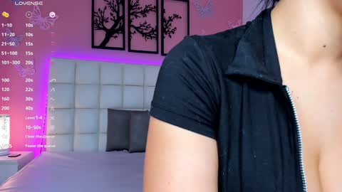 Snapshot of emily_roux chatting on 01.04.25 EMILY online show from 01.04.25