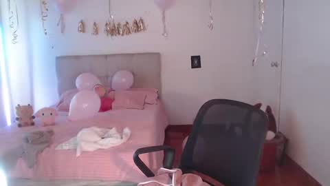 Snapshot of emily_swan_04 chatting on 01.04.25 Emily  Swan online show from 01.04.25