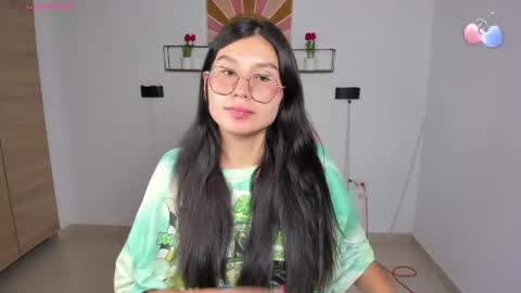 Snapshot of emily_villamil_ chatting on 04.21.26 Emi online show from 04.21.26