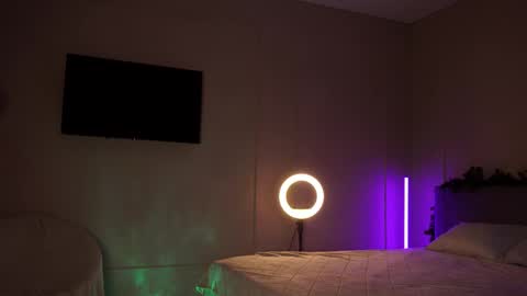 Snapshot of emilybatee chatting on 02.21.25 emilybatee online show from 02.21.25