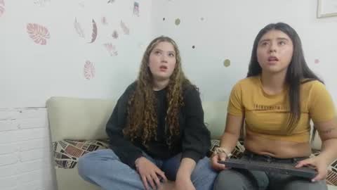 Snapshot of emilyblosom_y_miarose chatting on 07.16.26 online show from 07.16.26