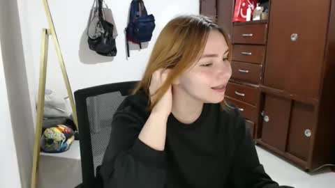 Snapshot of emilycute_18 chatting on 09.18.25 emily online show from 09.18.25