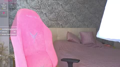 Snapshot of emilydancee chatting on 12.20.24 emilydancee online show from 12.20.24