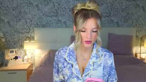 Snapshot of emilydancee chatting on 11.07.25 emilydancee online show from 11.07.25