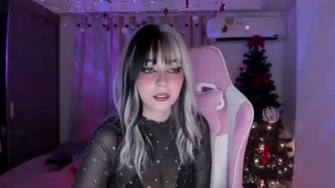 Snapshot of emilyrosss_ chatting on 12.12.24 EMILY online show from 12.12.24