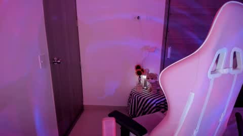 Snapshot of emilyrosss_ chatting on 02.21.25 EMILY online show from 02.21.25