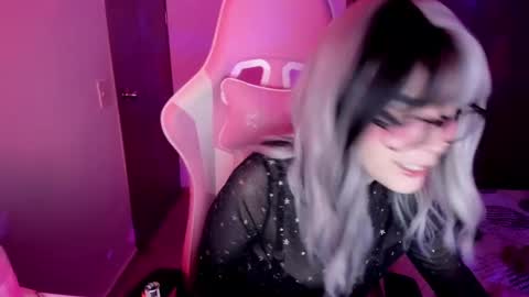 Snapshot of emilyrosss_ chatting on 03.08.25 EMILY online show from 03.08.25