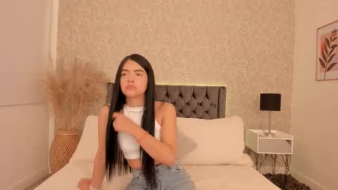 Snapshot of emma_1025 chatting on 02.25.25 emma  online show from 02.25.25