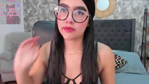 Snapshot of emma_1025 chatting on 10.11.25 emma  online show from 10.11.25