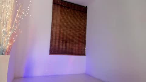 Snapshot of emma_blanco chatting on 12.04.24 Emma online show from 12.04.24