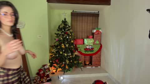 Snapshot of emma_blanco chatting on 12.23.24 Emma online show from 12.23.24