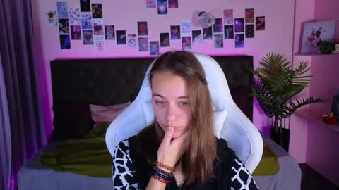 Snapshot of emma_chaser chatting on 11.17.25 emma_chaser online show from 11.17.25