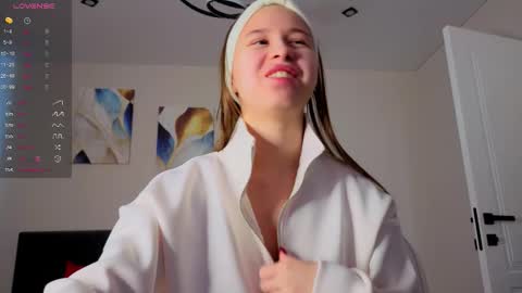 Snapshot of emma_clon chatting on 10.06.25 Emma online show from 10.06.25