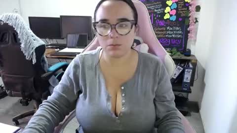 Snapshot of emma_evans07 chatting on 01.22.25 emmy online show from 01.22.25