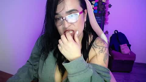Snapshot of emma_evans07 chatting on 03.04.25 emmy online show from 03.04.25