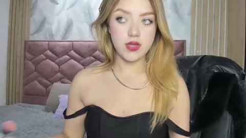 Snapshot of emma_ford1 chatting on 10.02.25 Emma  online show from 10.02.25