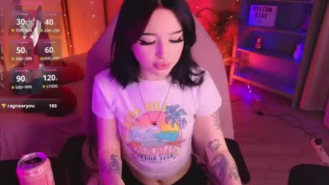 Snapshot of emma_kirks chatting on 05.08.26 emma_kirks online show from 05.08.26