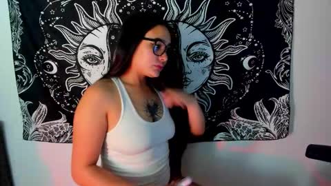 Snapshot of emma_timli1 chatting on 11.22.25 Emma online show from 11.22.25