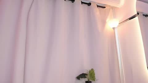 Snapshot of emmaclark_1 chatting on 11.28.25 emmaclark_1 online show from 11.28.25