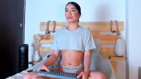 Snapshot of emmaellis chatting on 02.18.25 valentina online show from 02.18.25