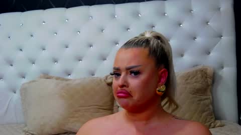 Emma Mavis online show from 01.30.25