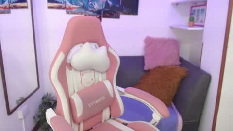 Snapshot of emmamyers_ chatting on 12.20.24 Emma online show from 12.20.24