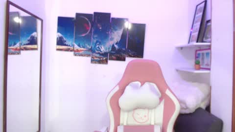 Snapshot of emmamyers_ chatting on 01.14.25 Emma online show from 01.14.25