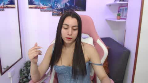 Snapshot of emmamyers_ chatting on 01.17.25 Emma online show from 01.17.25