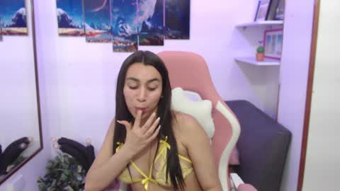 Snapshot of emmamyers_ chatting on 02.04.25 Emma online show from 02.04.25