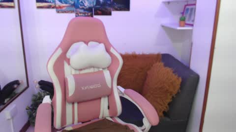 Snapshot of emmamyers_ chatting on 02.05.25 Emma online show from 02.05.25