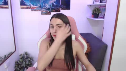 Snapshot of emmamyers_ chatting on 03.07.25 Emma online show from 03.07.25