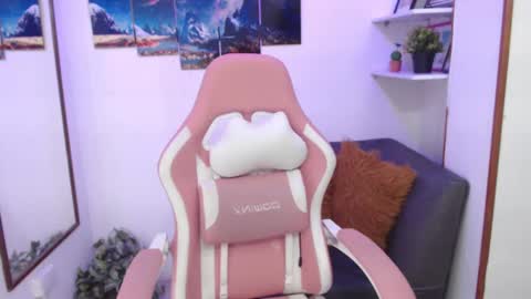 Snapshot of emmamyers_ chatting on 03.09.25 Emma online show from 03.09.25