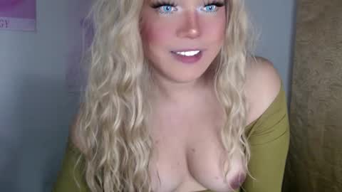 Snapshot of emmawatsoons chatting on 03.12.25 YourDreamGirl Emma online show from 03.12.25