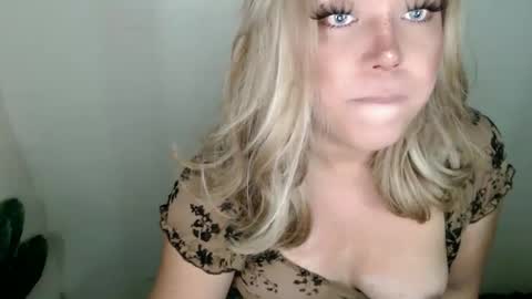 Snapshot of emmawatsoons chatting on 09.15.25 YourDreamGirl Emma online show from 09.15.25