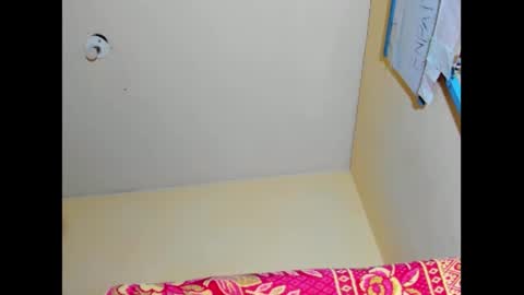 hi im emmalina welcome to your happy place online show from 12.12.24