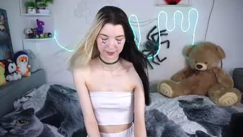 Snapshot of emmie_everly chatting on 07.18.26 emmie_everly online show from 07.18.26