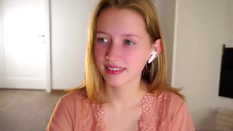 Snapshot of emmyleri chatting on 09.11.25 Emmy online show from 09.11.25