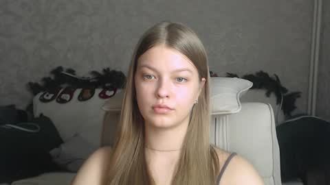 Snapshot of emysway chatting on 01.04.25 EmySway online show from 01.04.25